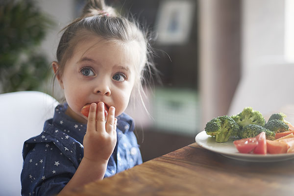 Girl eating vegetables